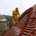 couverture_en_tuiles_plates_Ã©cailles_sous_pluie_battante