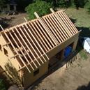 Vue aérienne de la maison en cours de chevronnage